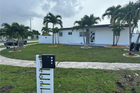 House in Miami, Florida 3 bedrooms, 98.1 sq.m. № 1809358 - photo 2