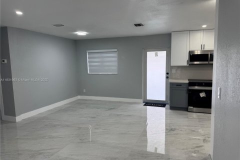 House in Miami, Florida 3 bedrooms, 98.1 sq.m. № 1809358 - photo 15