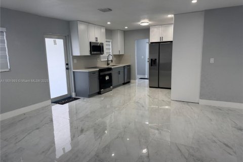 House in Miami, Florida 3 bedrooms, 98.1 sq.m. № 1809358 - photo 14
