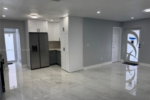 House in Miami, Florida 3 bedrooms, 98.1 sq.m. № 1809358 - photo 13