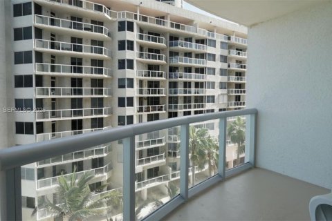Condo in Sunny Isles Beach, Florida, 2 bedrooms  № 2090181 - photo 19