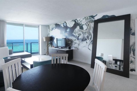 Condo in Sunny Isles Beach, Florida, 2 bedrooms  № 2090181 - photo 12