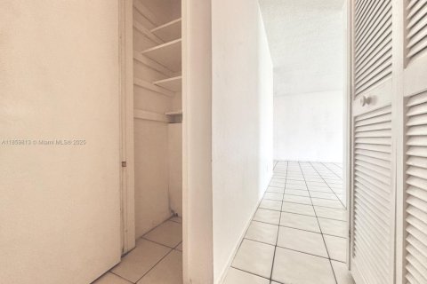 Condo in Hallandale Beach, Florida, 1 bedroom  № 1889363 - photo 19