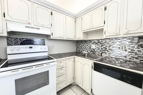 Condo in Hallandale Beach, Florida, 1 bedroom  № 1889363 - photo 7