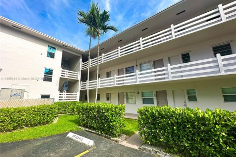 Condo in Hallandale Beach, Florida, 1 bedroom  № 1889363 - photo 2