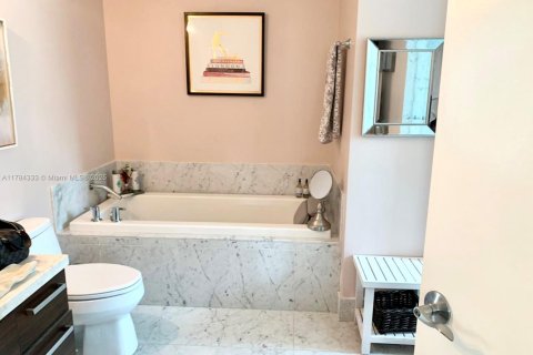 Condo in Miami, Florida, 2 bedrooms  № 1862750 - photo 12