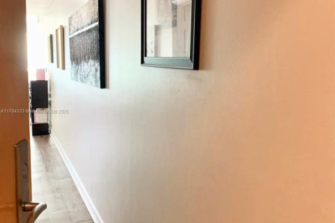 Condo in Miami, Florida, 2 bedrooms  № 1862750 - photo 6