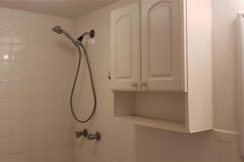 Copropriété à louer à Miami, Floride: 2 chambres, 78.5 m2 № 1945988 - photo 10