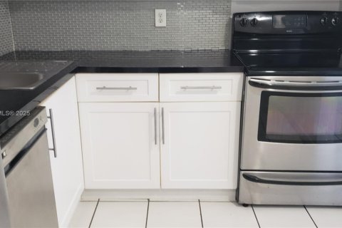 Copropriété à louer à Miami, Floride: 2 chambres, 78.5 m2 № 1945988 - photo 1