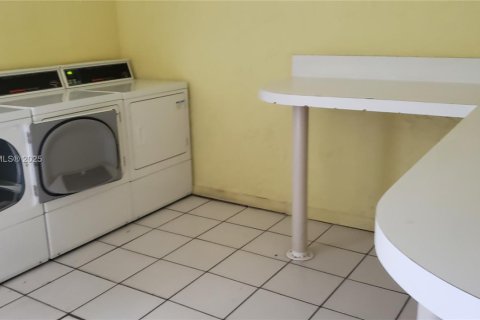 Copropriété à louer à Miami, Floride: 2 chambres, 78.5 m2 № 1945988 - photo 16