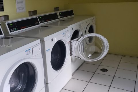 Copropriété à louer à Miami, Floride: 2 chambres, 78.5 m2 № 1945988 - photo 14