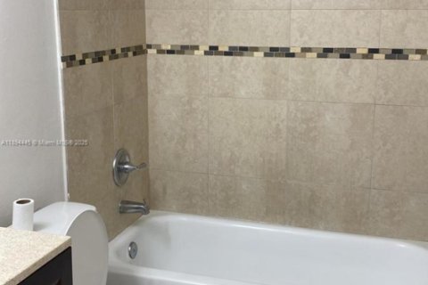 Copropriété à louer à Miami, Floride: 2 chambres, 78.5 m2 № 1945988 - photo 11