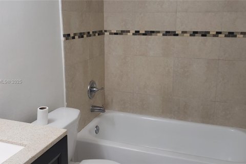 Copropriété à louer à Miami, Floride: 2 chambres, 78.5 m2 № 1945988 - photo 4