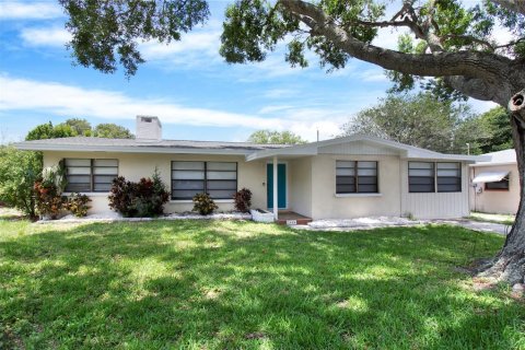 House in Clearwater, Florida 4 bedrooms, 154.5 sq.m. № 2226404