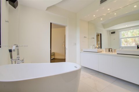 Купить кондоминиум в Ки-Бискейн, Флорида 3 спальни, 170.01м2, № 2035103 - фото 12