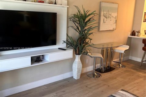 Condo in Pompano Beach, Florida, 1 bedroom  № 2040692 - photo 14