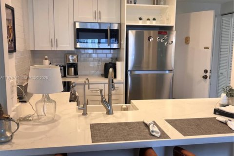 Condo in Pompano Beach, Florida, 1 bedroom  № 2040692 - photo 3