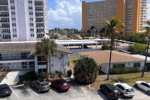 Condo in Pompano Beach, Florida, 1 bedroom  № 2040692 - photo 11
