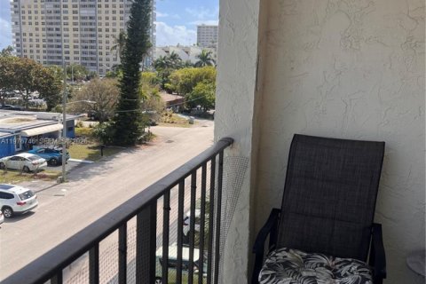 Condo in Pompano Beach, Florida, 1 bedroom  № 2040692 - photo 12