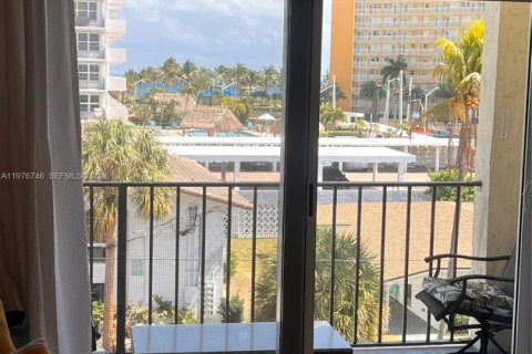 Condo in Pompano Beach, Florida, 1 bedroom  № 2040692 - photo 9