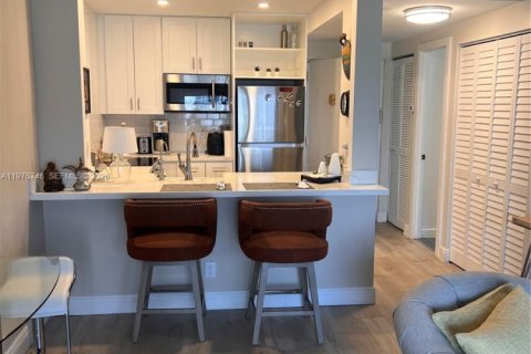 Condo in Pompano Beach, Florida, 1 bedroom  № 2040692 - photo 16