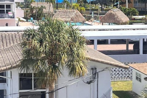 Condo in Pompano Beach, Florida, 1 bedroom  № 2040692 - photo 21