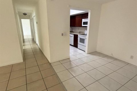 Condo in Lauderhill, Florida, 3 bedrooms  № 2083284 - photo 9
