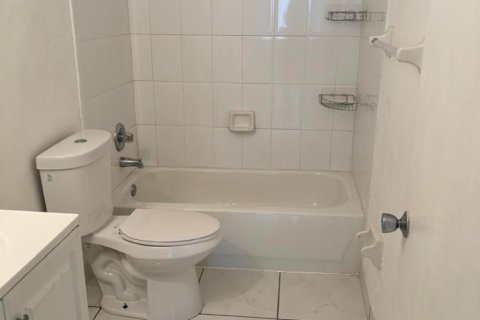 Condo in Lauderhill, Florida, 3 bedrooms  № 2083284 - photo 12