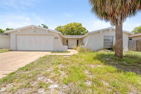 House in Port Richey, Florida 3 bedrooms, 140.47 sq.m. № 2201580