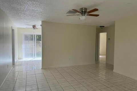 Appartement à louer à Lake Worth, Floride: 3 chambres, 97.55 m2 № 2406200 - photo 2