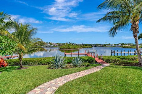 House in Jupiter, Florida 2 bedrooms, 298.22 sq.m. № 2088384 - photo 14