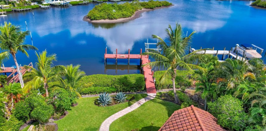 House in Jupiter, Florida 2 bedrooms, 298.22 sq.m. № 2088384