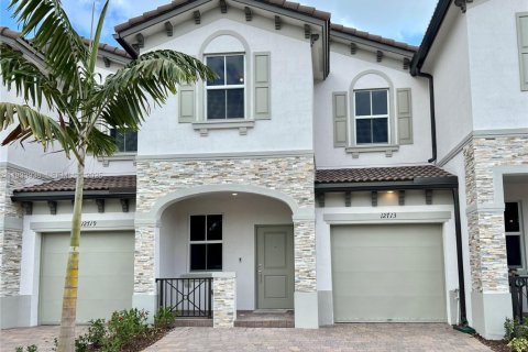 Снять в аренду таунхаус в Майами, Флорида 3 спальни, 157.47м2, № 1992387 - фото 2