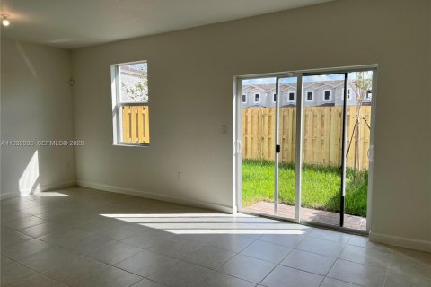 Снять в аренду таунхаус в Майами, Флорида 3 спальни, 157.47м2, № 1992387 - фото 15
