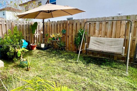 Снять в аренду таунхаус в Майами, Флорида 3 спальни, 157.47м2, № 1992387 - фото 16