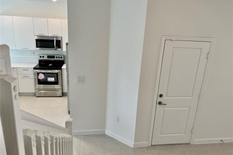 Снять в аренду таунхаус в Майами, Флорида 3 спальни, 157.47м2, № 1992387 - фото 6