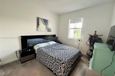 Снять в аренду таунхаус в Майами, Флорида 3 спальни, 157.47м2, № 1992387 - фото 1