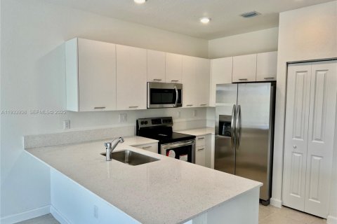 Снять в аренду таунхаус в Майами, Флорида 3 спальни, 157.47м2, № 1992387 - фото 9