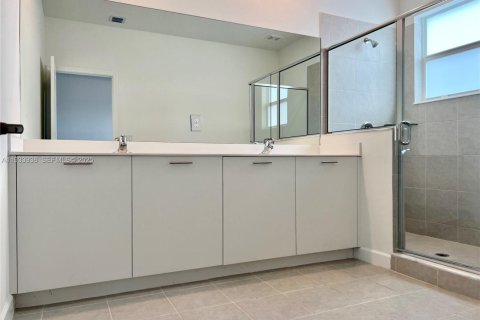 Снять в аренду таунхаус в Майами, Флорида 3 спальни, 157.47м2, № 1992387 - фото 30