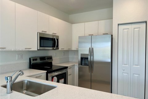 Снять в аренду таунхаус в Майами, Флорида 3 спальни, 157.47м2, № 1992387 - фото 11