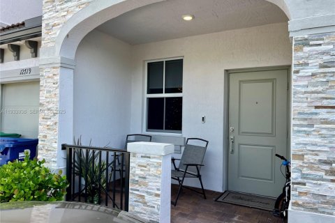 Снять в аренду таунхаус в Майами, Флорида 3 спальни, 157.47м2, № 1992387 - фото 3