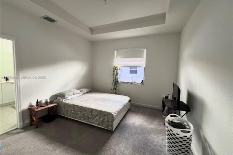 Снять в аренду таунхаус в Майами, Флорида 3 спальни, 157.47м2, № 1992387 - фото 24