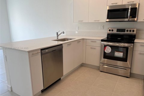 Снять в аренду таунхаус в Майами, Флорида 3 спальни, 157.47м2, № 1992387 - фото 7