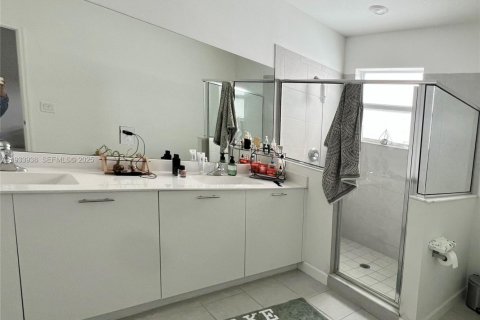 Снять в аренду таунхаус в Майами, Флорида 3 спальни, 157.47м2, № 1992387 - фото 29