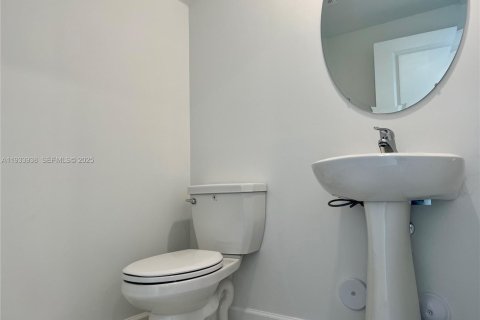 Снять в аренду таунхаус в Майами, Флорида 3 спальни, 157.47м2, № 1992387 - фото 17