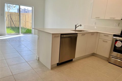 Снять в аренду таунхаус в Майами, Флорида 3 спальни, 157.47м2, № 1992387 - фото 8