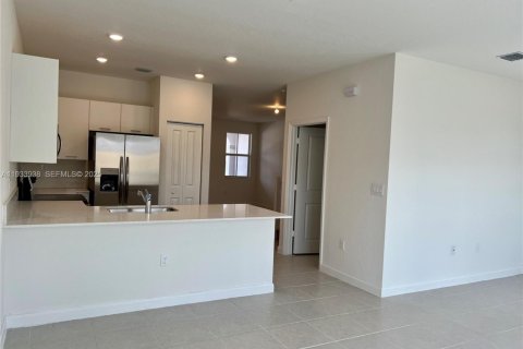 Снять в аренду таунхаус в Майами, Флорида 3 спальни, 157.47м2, № 1992387 - фото 14