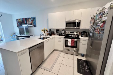 Снять в аренду таунхаус в Майами, Флорида 3 спальни, 157.47м2, № 1992387 - фото 10
