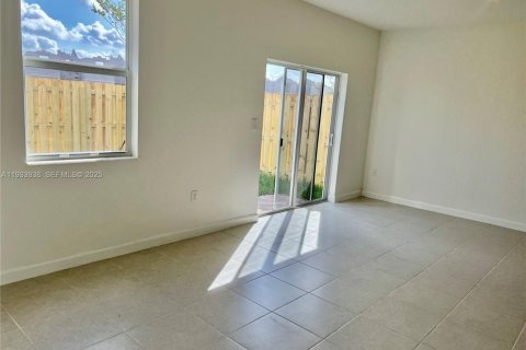 Снять в аренду таунхаус в Майами, Флорида 3 спальни, 157.47м2, № 1992387 - фото 19
