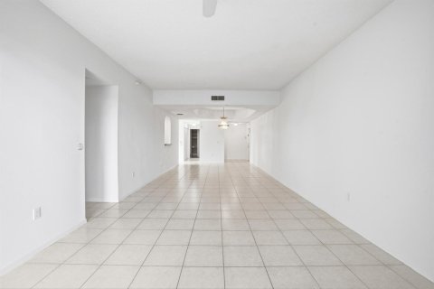 Купить кондоминиум в Тамарак, Флорида 3 комнаты, 149.02м2, № 2086547 - фото 17